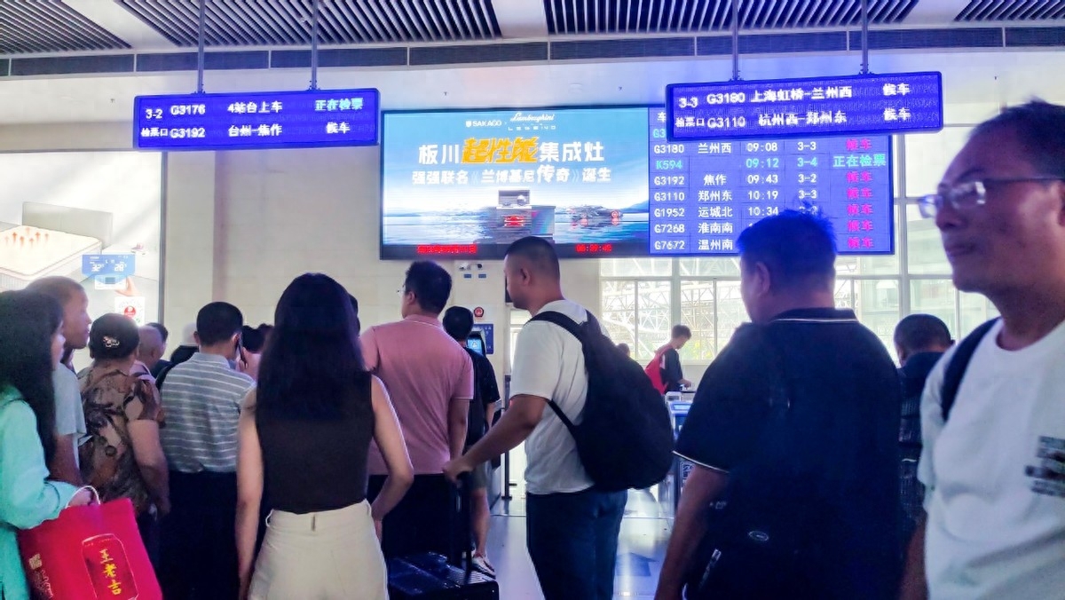 千萬級流量曝光！板川超性能集成灶高鐵廣告正式上線合肥站！