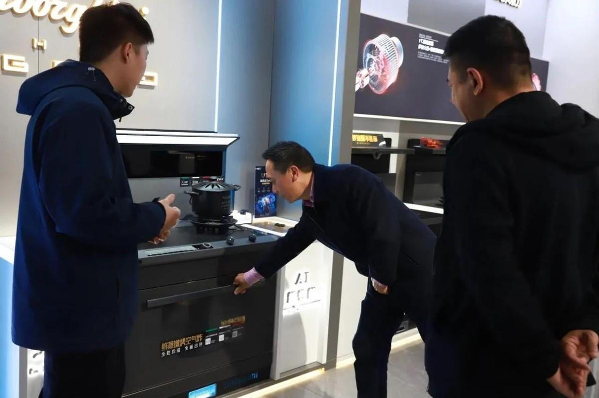 嵊州市人大常委會一行蒞臨板川電器深度調(diào)研考察，共促企業(yè)提質(zhì)增速！