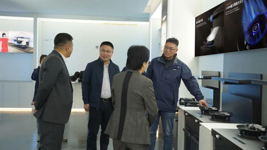 嵊州市委副書記、市長潘超英一行實地調研板川電器