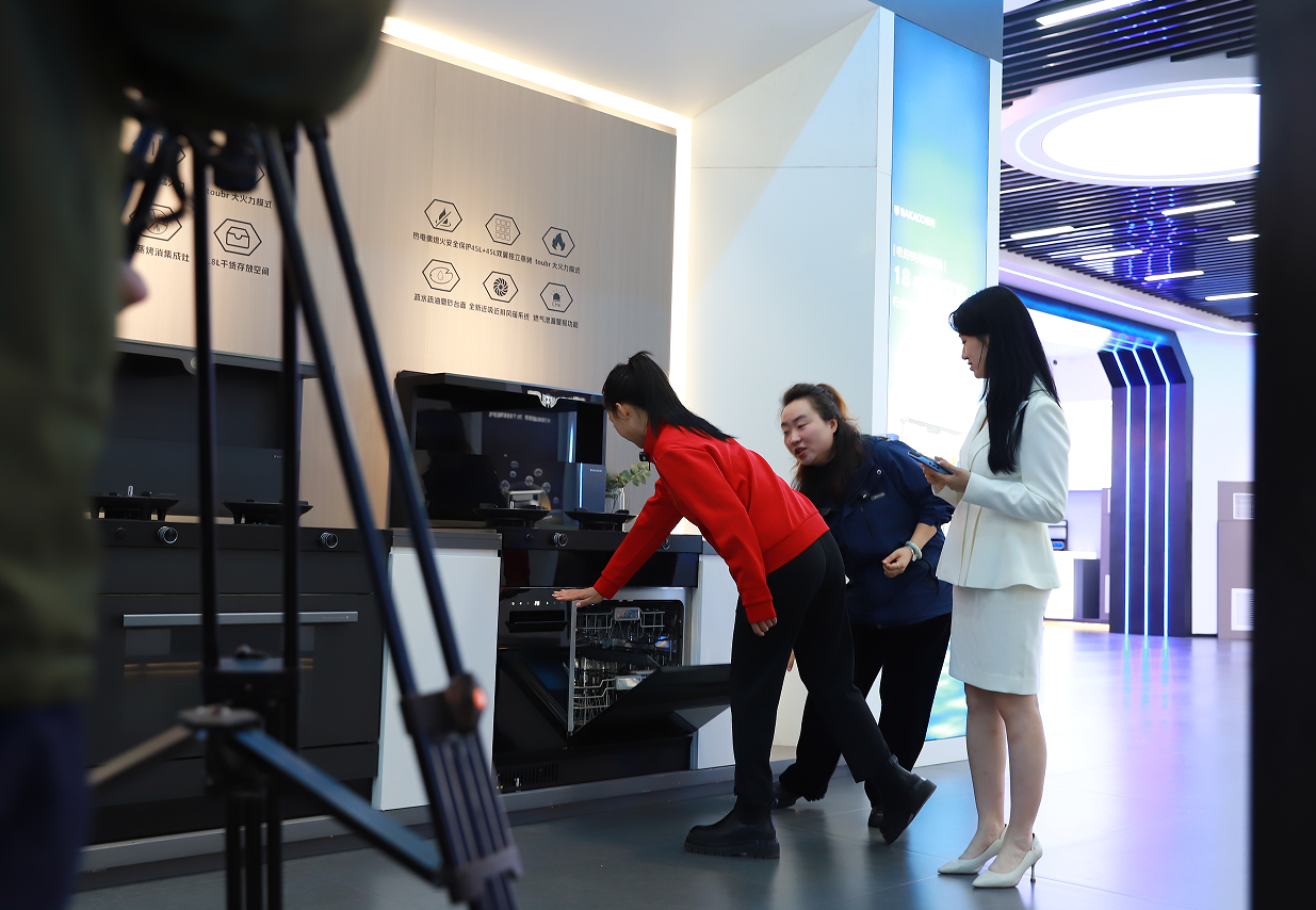 “冠軍品質，探秘板川”—— 冠軍潘婷領銜探廠板川，冠軍之夜圓滿收官！