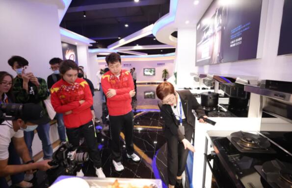 明星駕到|奧運冠軍夫婦杜麗龐偉親臨板川總部，達成“冠軍合作”