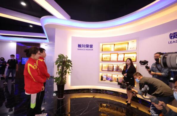 明星駕到|奧運冠軍夫婦杜麗龐偉親臨板川總部，達成“冠軍合作”